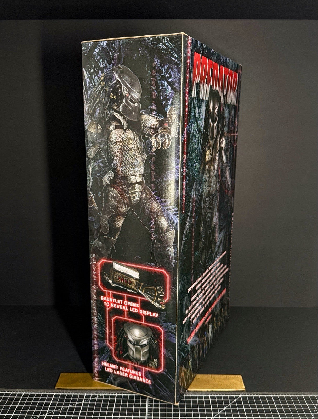 NECA Predator Special Edition Jungle Hunter 1/4 Scale Action Figure W/Led Lights