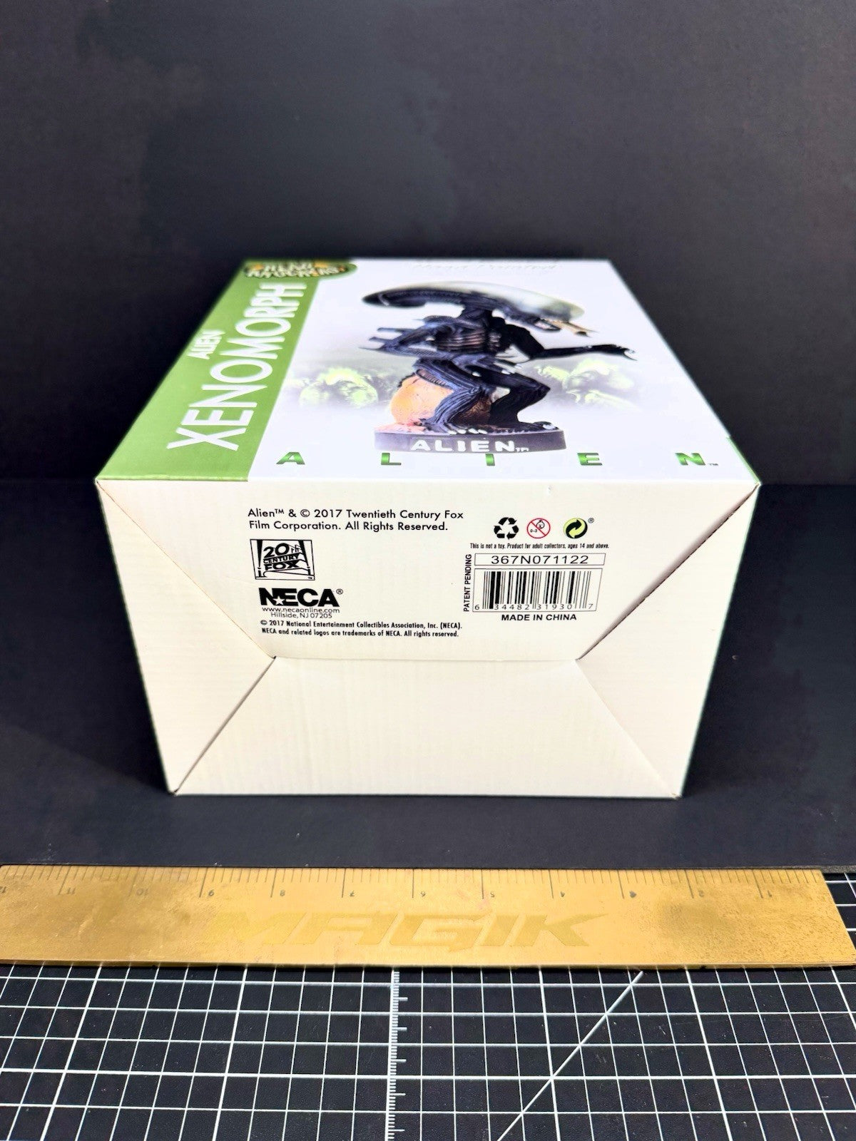 NECA Aliens Xenomorph Head Knockers Hand Painted Resin Figure 2017