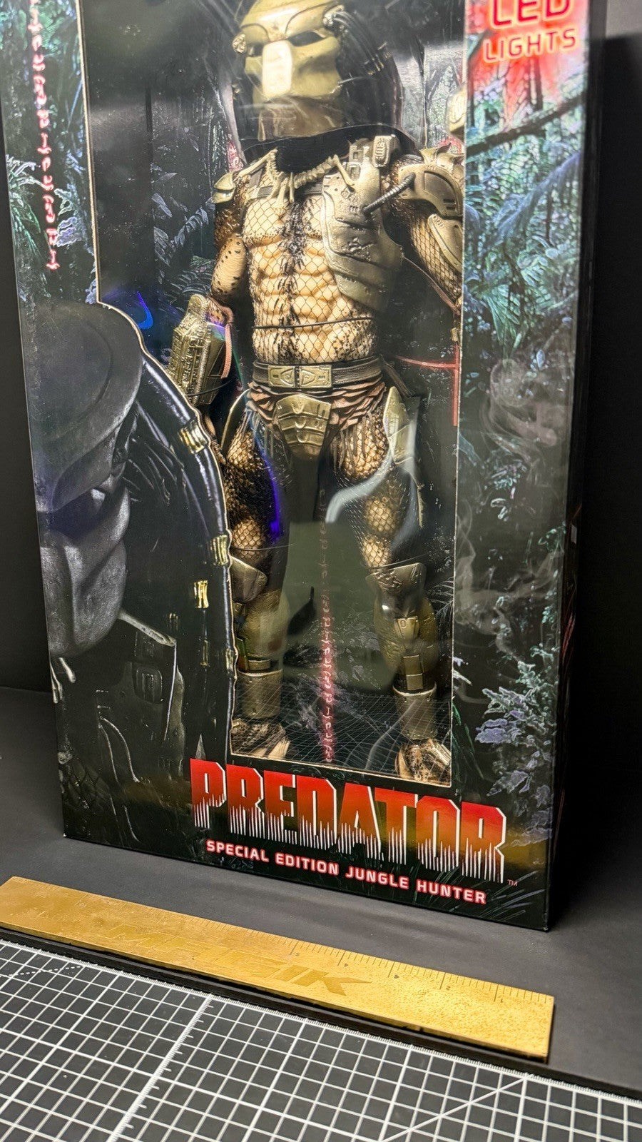 NECA Predator Special Edition Jungle Hunter 1/4 Scale Action Figure W/Led Lights
