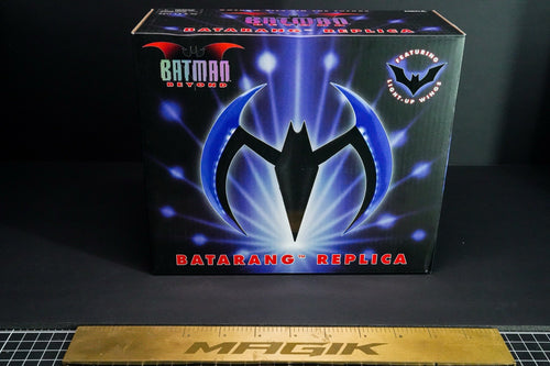 BATMAN BEYOND Gotham City in the Future BATARANG Replica NECA NEW Lights Up 