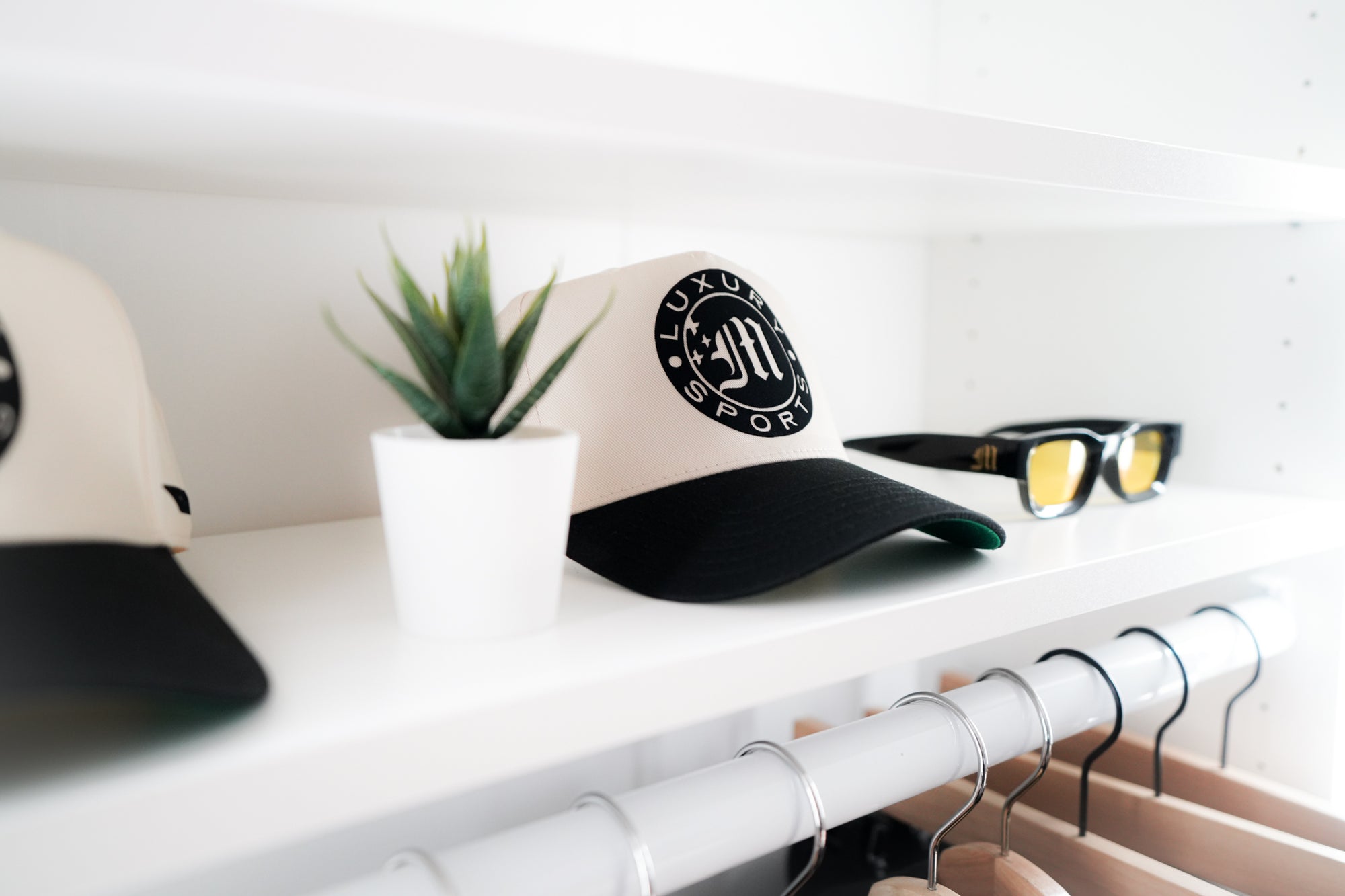 LUXURY SPORTS CREST HAT - IVORY/ONYX BLACK