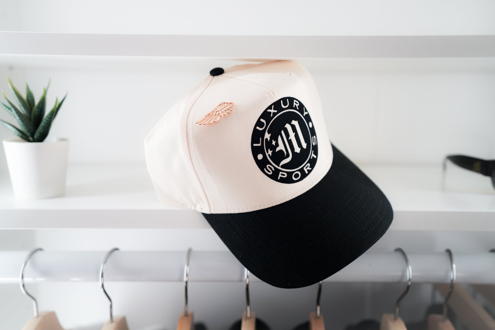 LUXURY SPORTS CREST HAT - IVORY/ONYX BLACK
