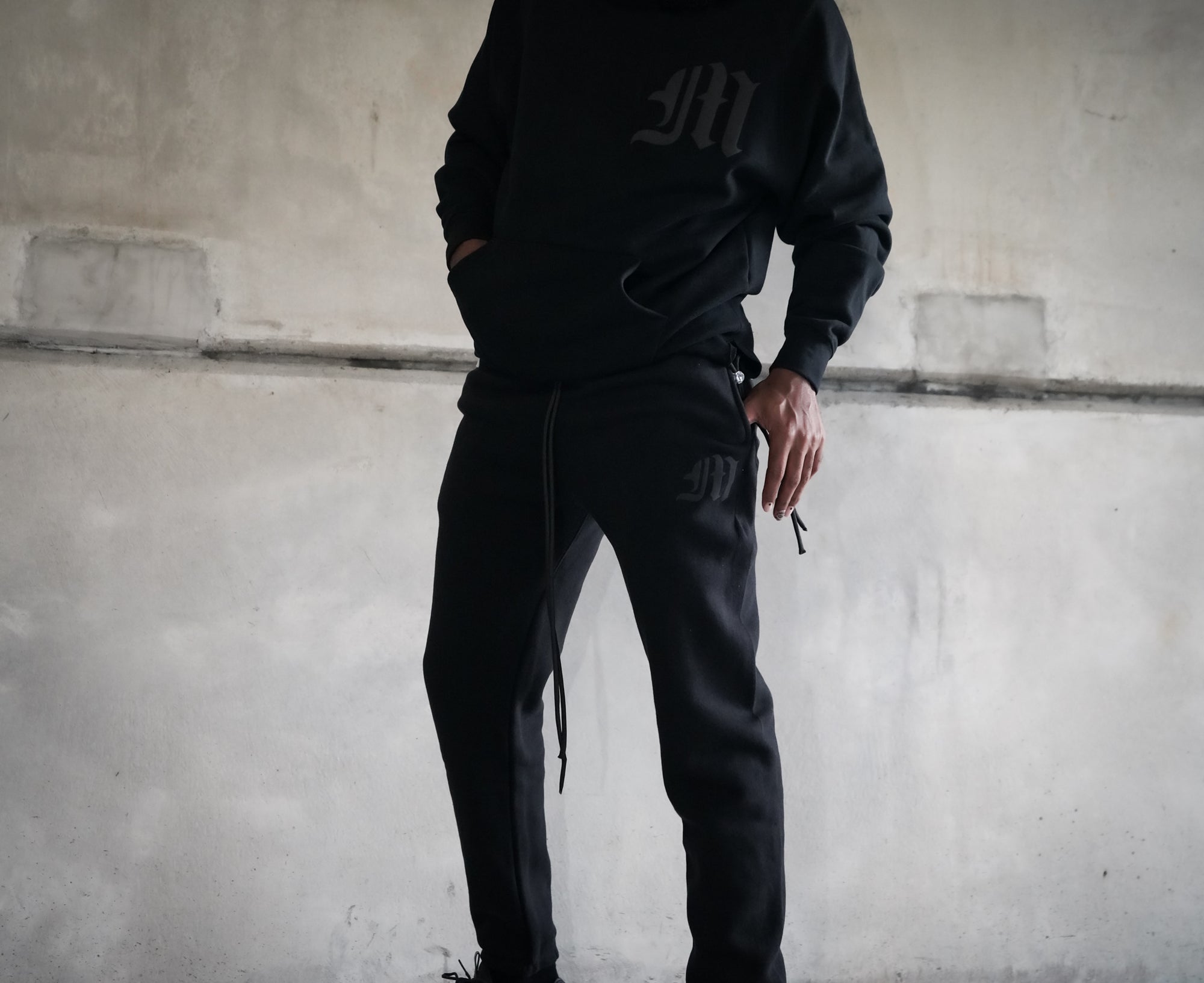 THE STANDARD EMBLEM HOODIE - ONYX BLACK
