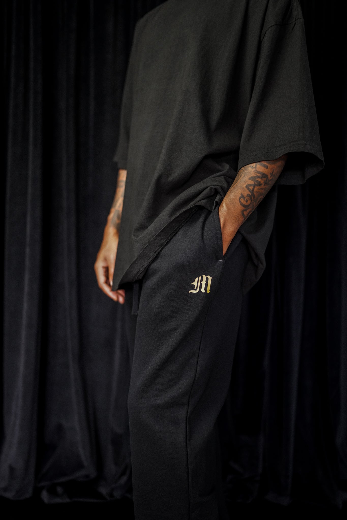 THE CLASSIC SWEATPANT - PURE BLACK/GOLD