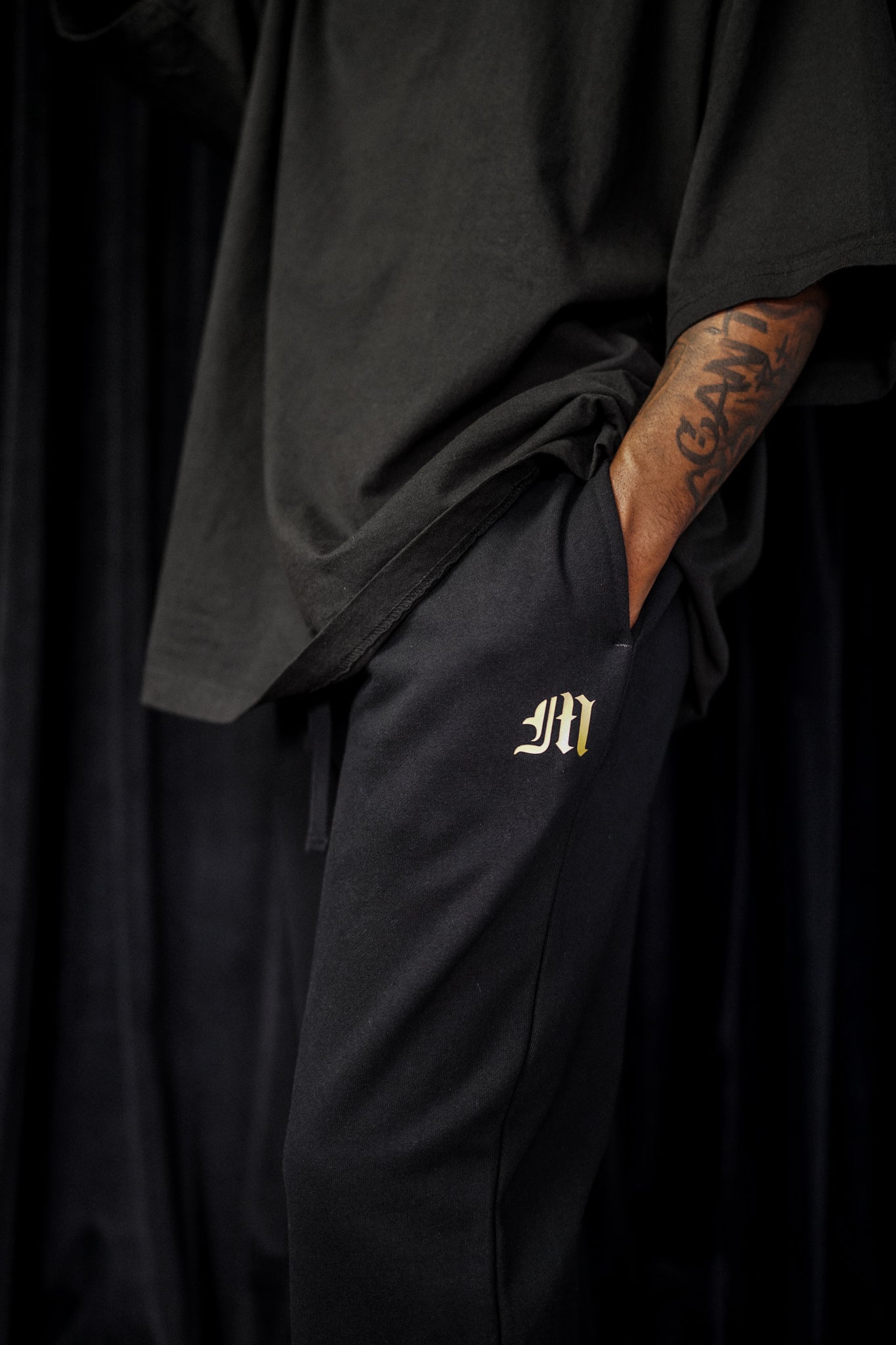 THE CLASSIC SWEATPANT - PURE BLACK/GOLD