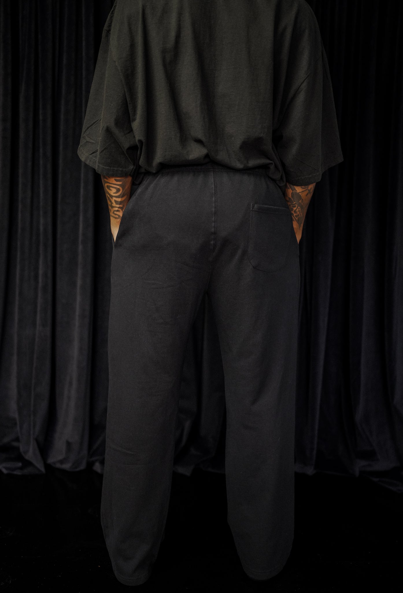 THE CLASSIC SWEATPANT - PURE BLACK/GOLD
