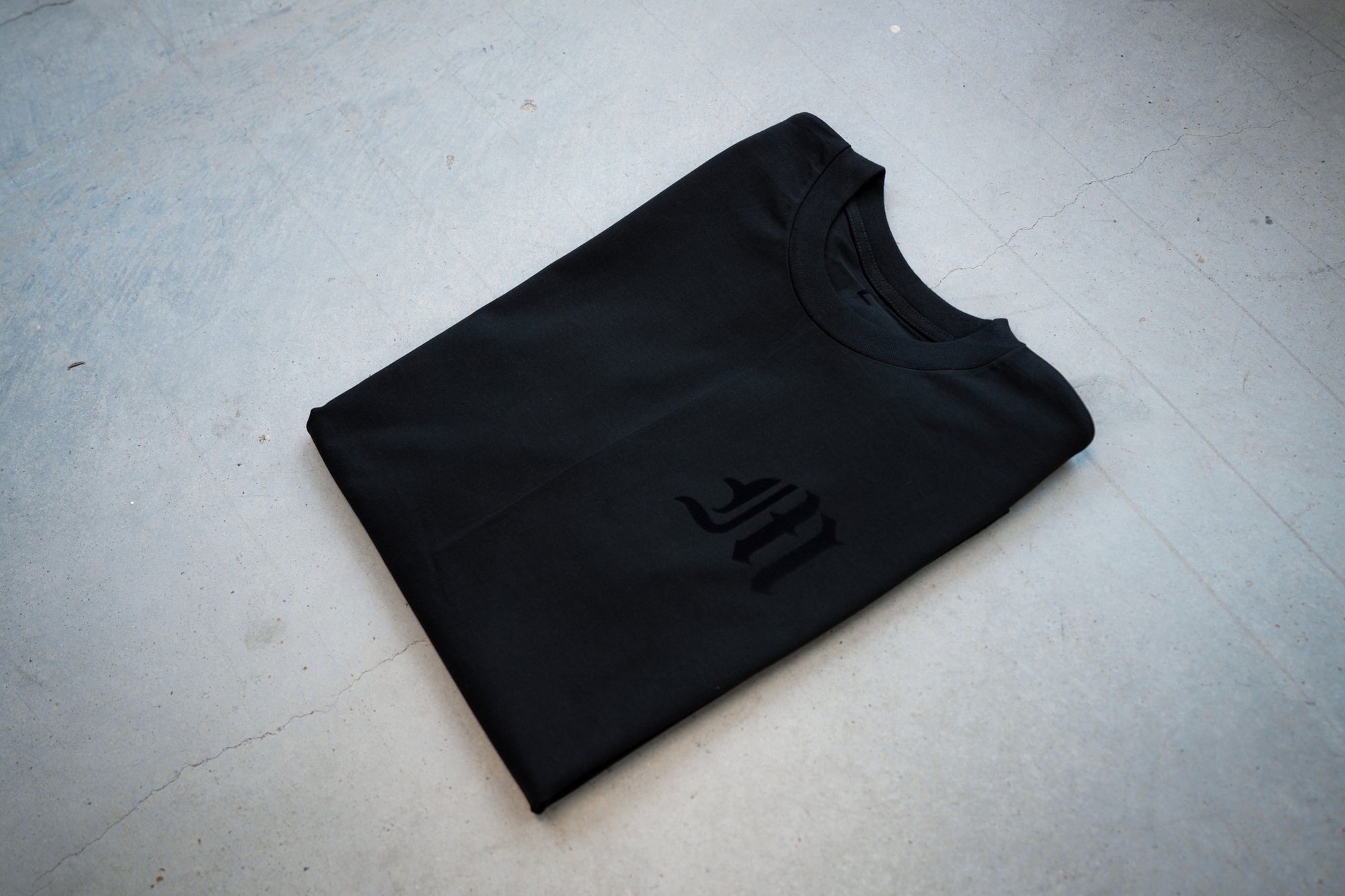 EMBLEM STANDARD TEE - ONYX BLACK