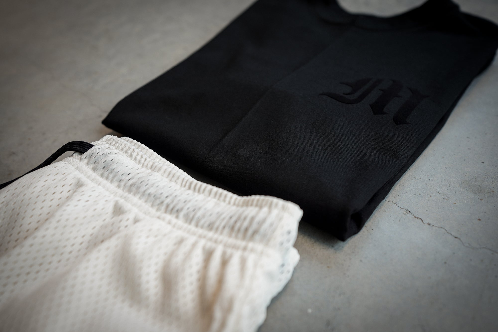 EMBLEM STANDARD TEE - ONYX BLACK