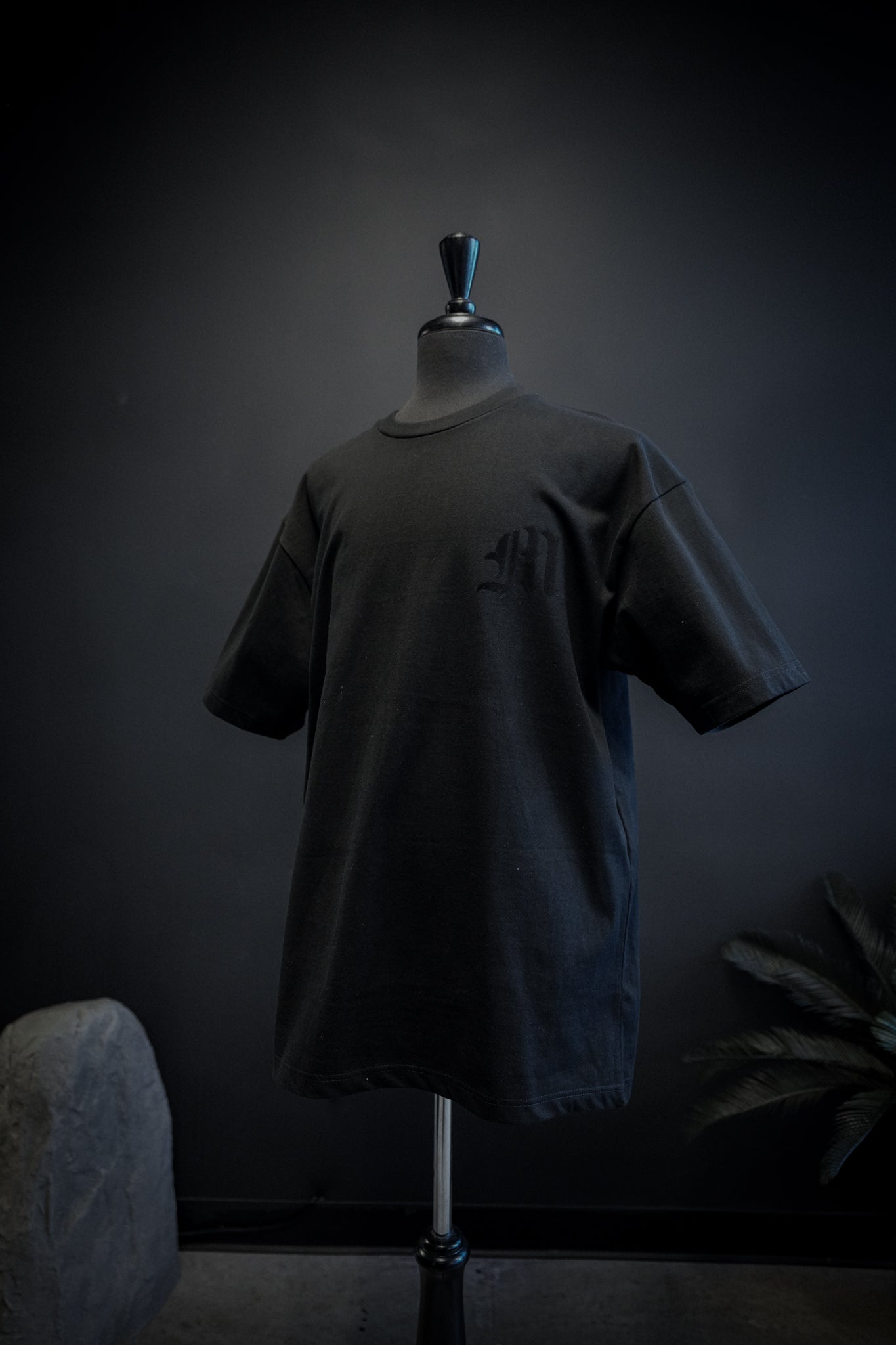 EMBLEM STANDARD TEE - ONYX BLACK