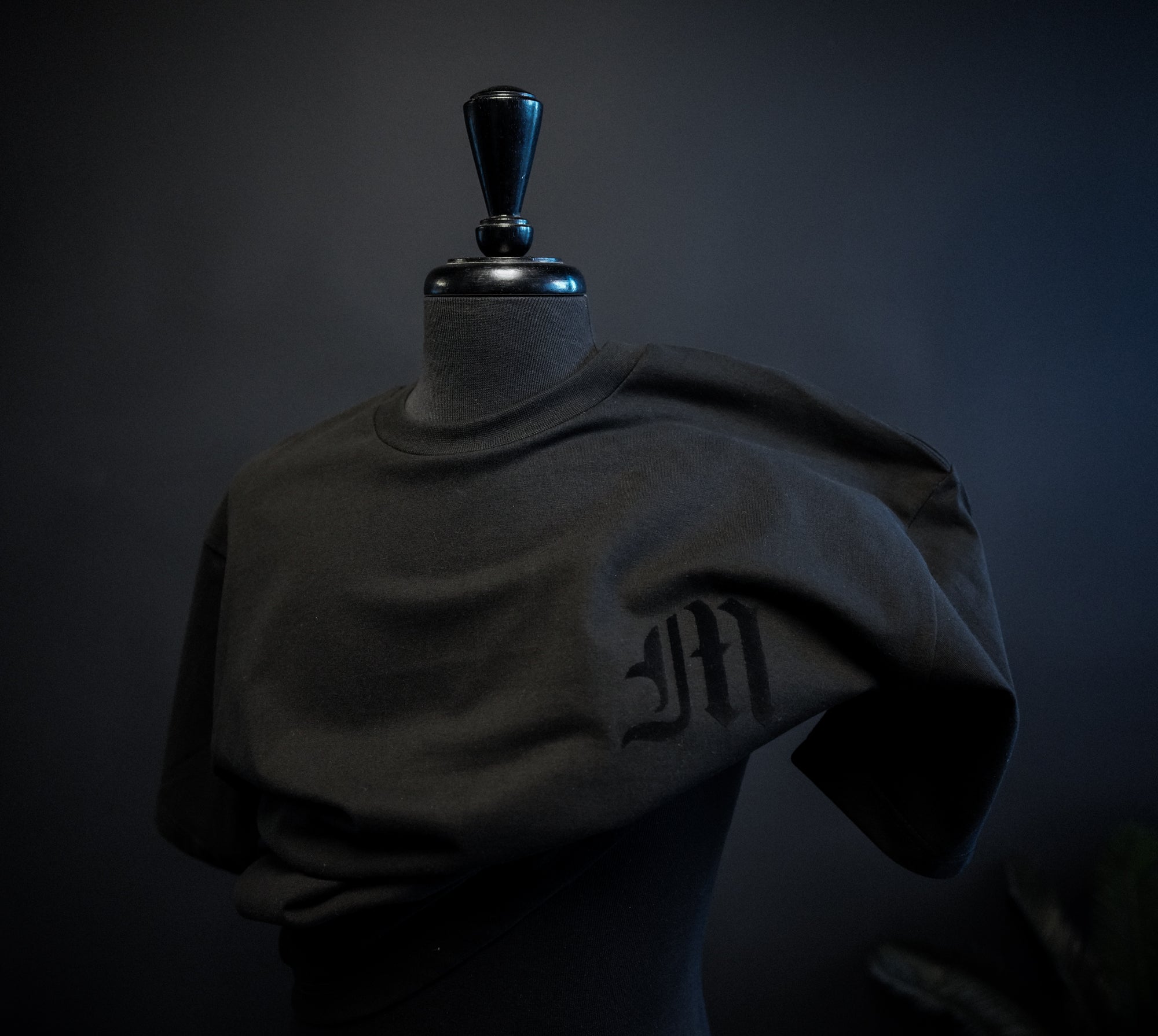 EMBLEM STANDARD TEE - ONYX BLACK