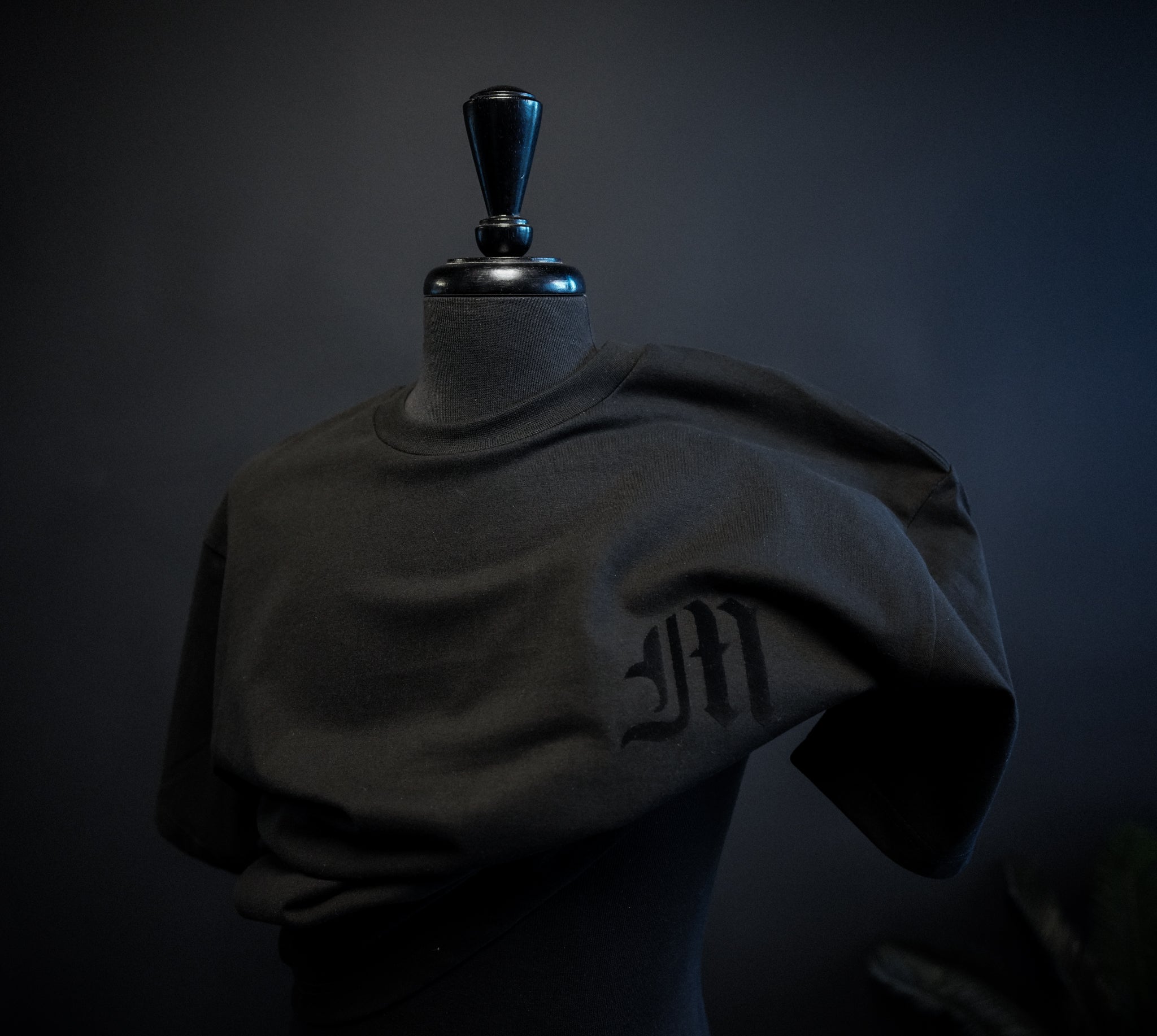 EMBLEM STANDARD TEE - ONYX BLACK